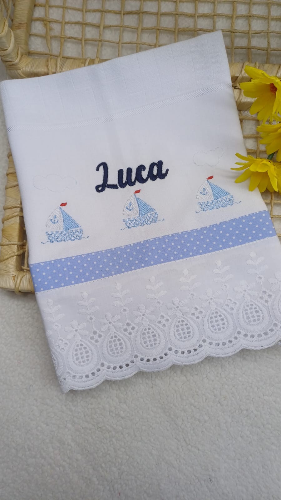 Fralda de boca linha luxo com barrado e bordado